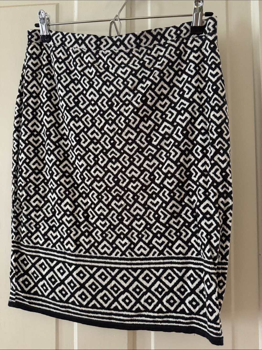 Black & White Geometric Knit Pencil Skirt - Women's